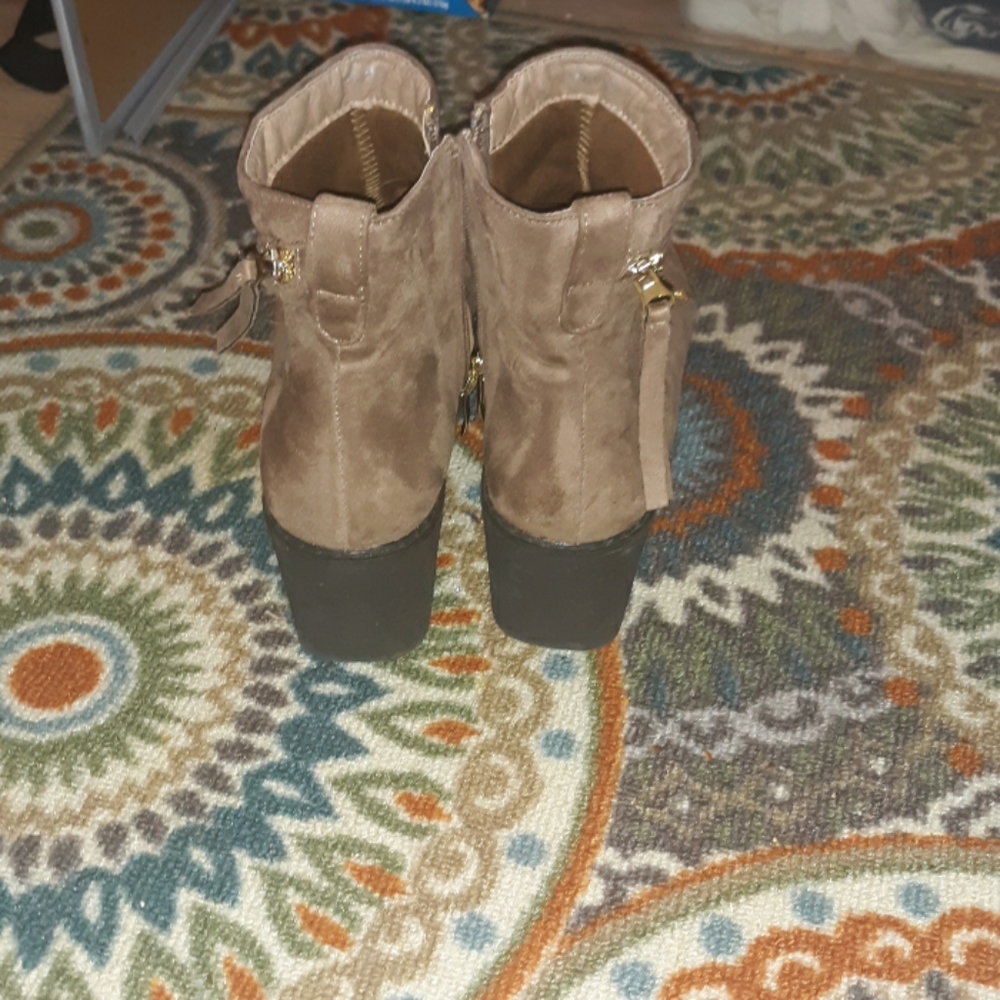 Shoes - Picture 2 of 4